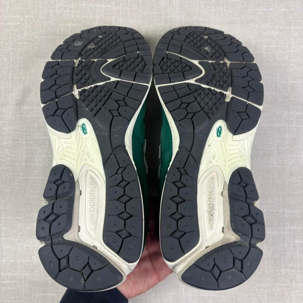 🐸 2022 New Balance 2002R “Nightwatch Green” 9.5M - Picture 5 of 6